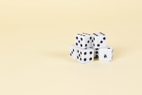 Aufeinander gestapelte Spielwürfel